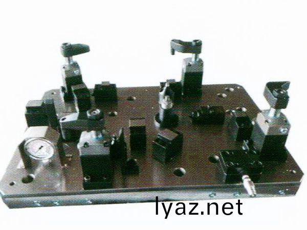 齒輪室(shi)罩(zhao)蓋(gai)液壓裌具